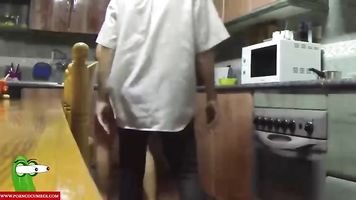 Jesus Sanchez sexo entre la estufa de la cocina con la morena tetoncita GUI045