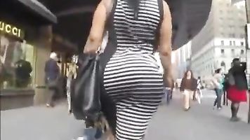 Enorme trasero en ébano y blanco vestido