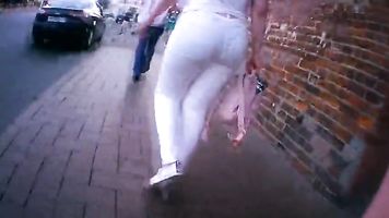 Enorme culo esposa rubia en jeans blancos
