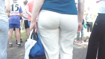 Mamá enorme trasero en blanco pantalones
