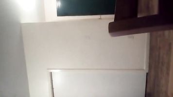Sacudiendo su enorme trasero blanco