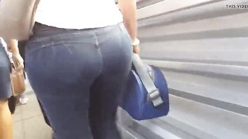 ENORME TRASERO EN JEANS ÉBANO