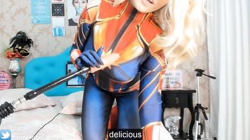 Joi Portugués Cosplay Capita Marvel SEX MACHINE, fazendo Boquete Garganta profunda Gozando Nos peitos e Gozando na Bunda AMAZING JOI