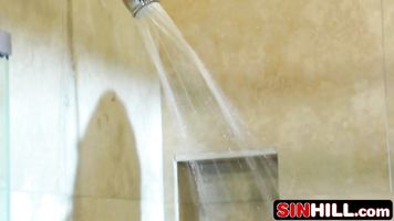 Enorme Teta ESPOSA Amy Anderssen Follada Por Su Hijastro En La Ducha