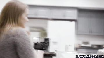 La inquilina criminal Natasha Nice es atrapada robando cosas de su propietario Mickey Mod y ella tiene que pagar por sus robos dejándolo follar su trasero!