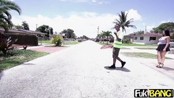 Rose Monroe Su Enorme Culo Follada por Crossing Guard
