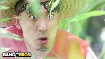 BANGBROS-Mantenimiento Hombre Consigue Un Pedazo De Valerie Kay Cubano Enorme Trasero