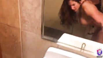 Late night fuck en el baño del gimnasio, el mejor paseo de la historia