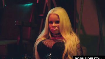 PORNFIDELITY Nikki Delano Pone Su Culo de Burbuja a Trabajar